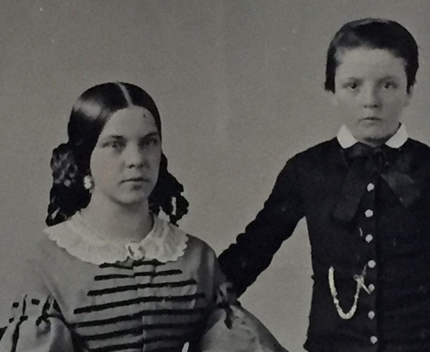 [ANONYMOUS] Fine portrait of sister and younger brotherVery fine tintype portraying a young man - Image 3 of 4