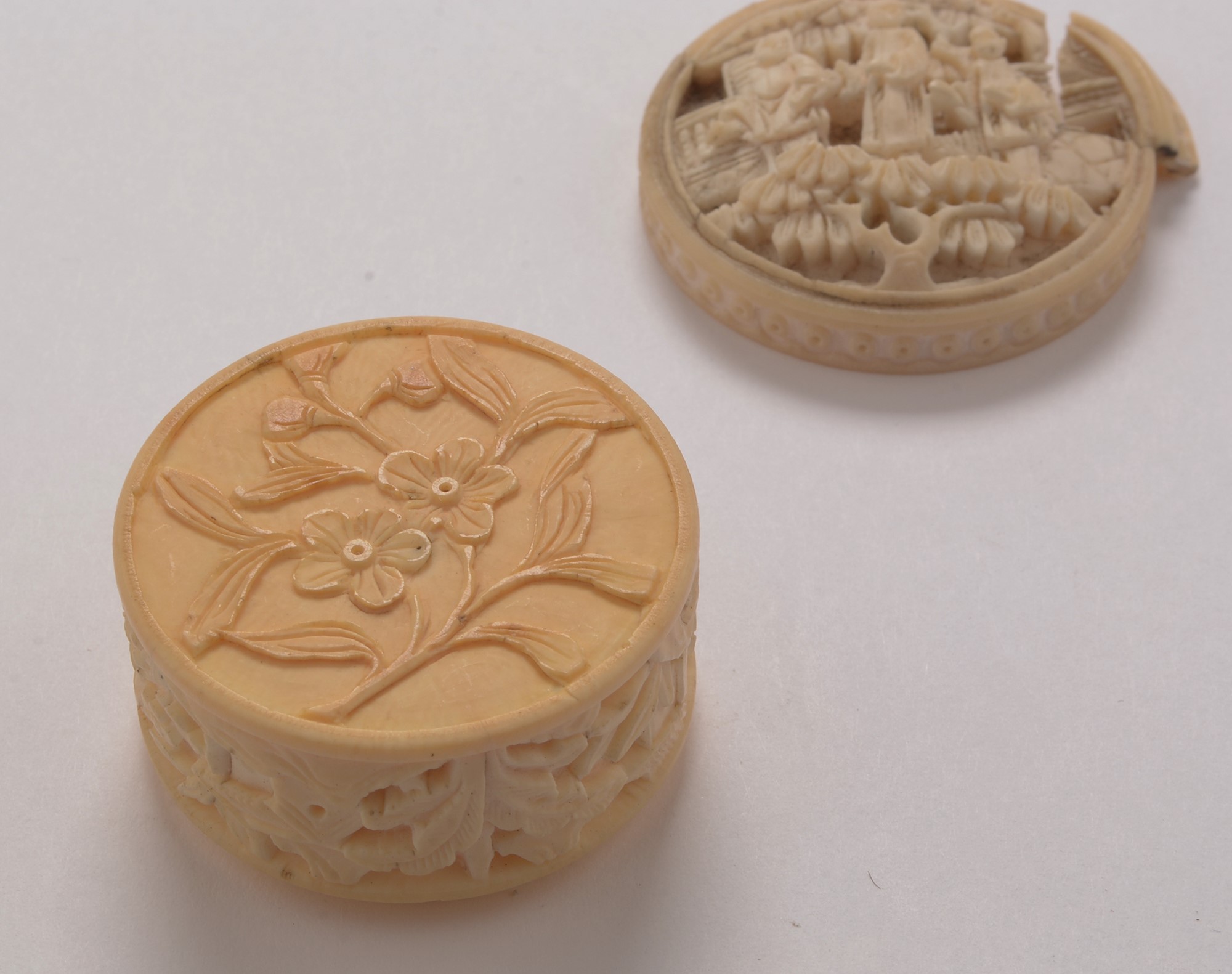 Two Canton ivory chess pieces; small Chinese ivory box; and a netsuke. - Image 16 of 18