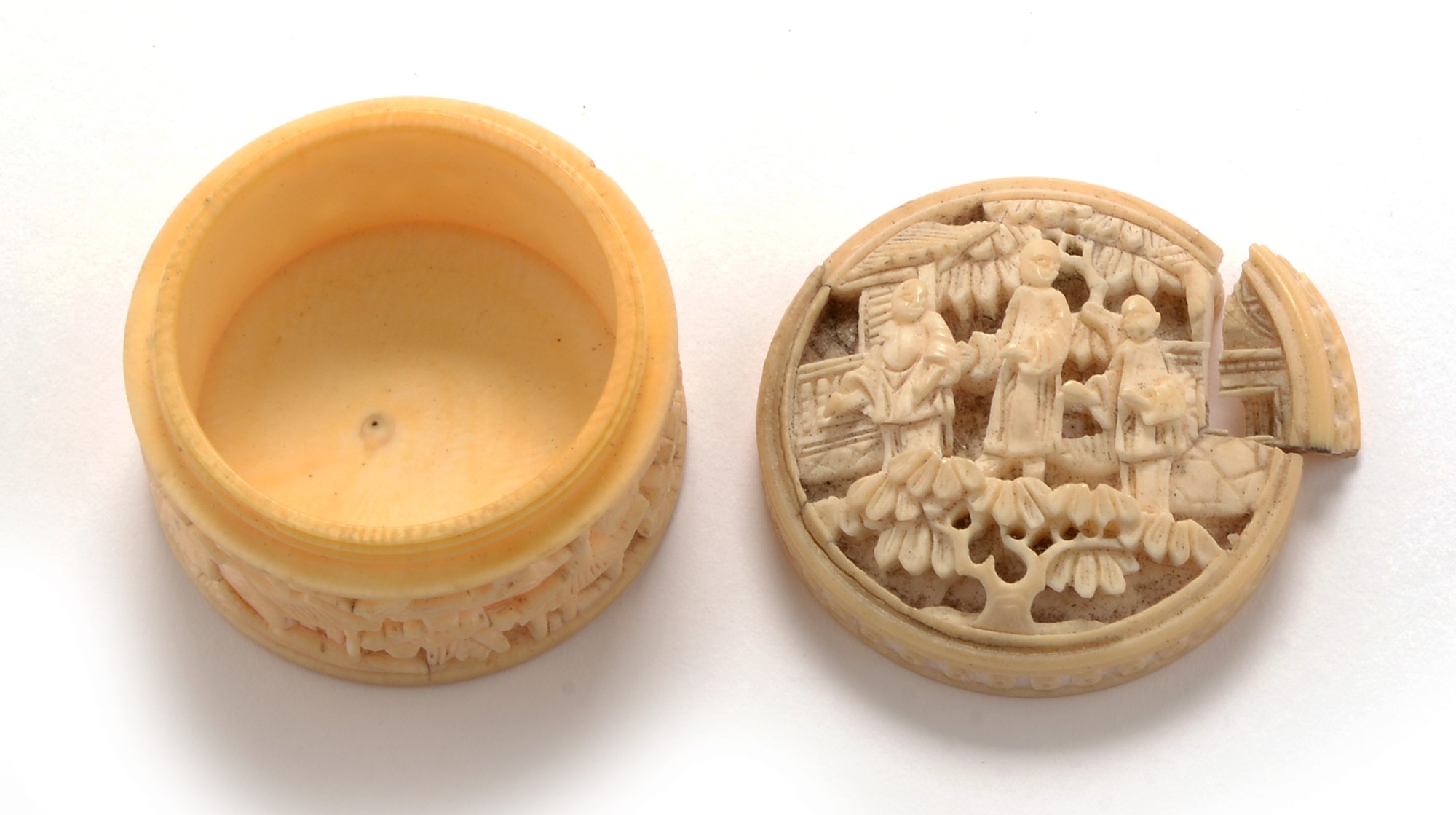 Two Canton ivory chess pieces; small Chinese ivory box; and a netsuke. - Image 17 of 18