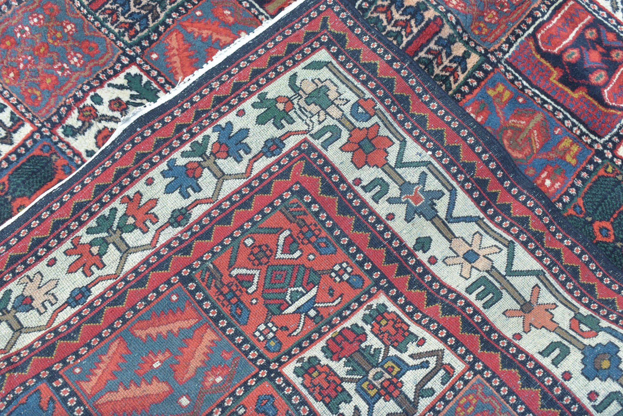 Bakhtiari carpet - Image 3 of 4