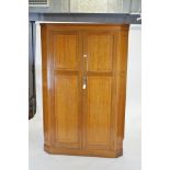 Corner cabinet