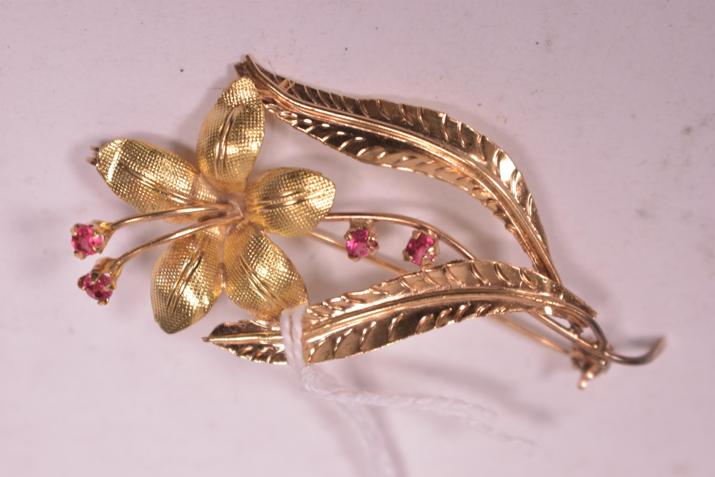 18ct gold flower pattern brooch