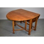 Early 20th Century oak drop leaf dining table