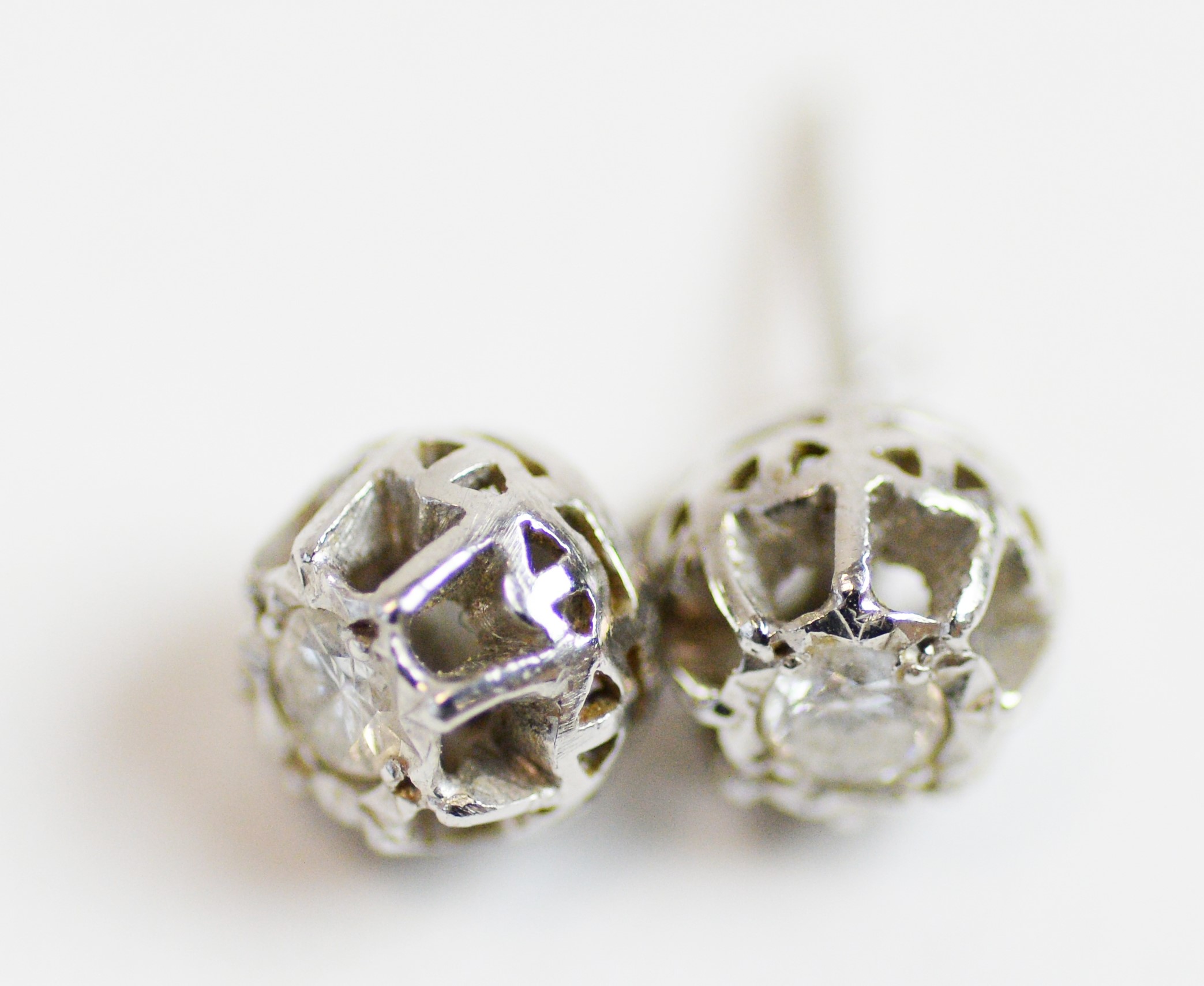 Pair diamond stud earrings - Image 3 of 3