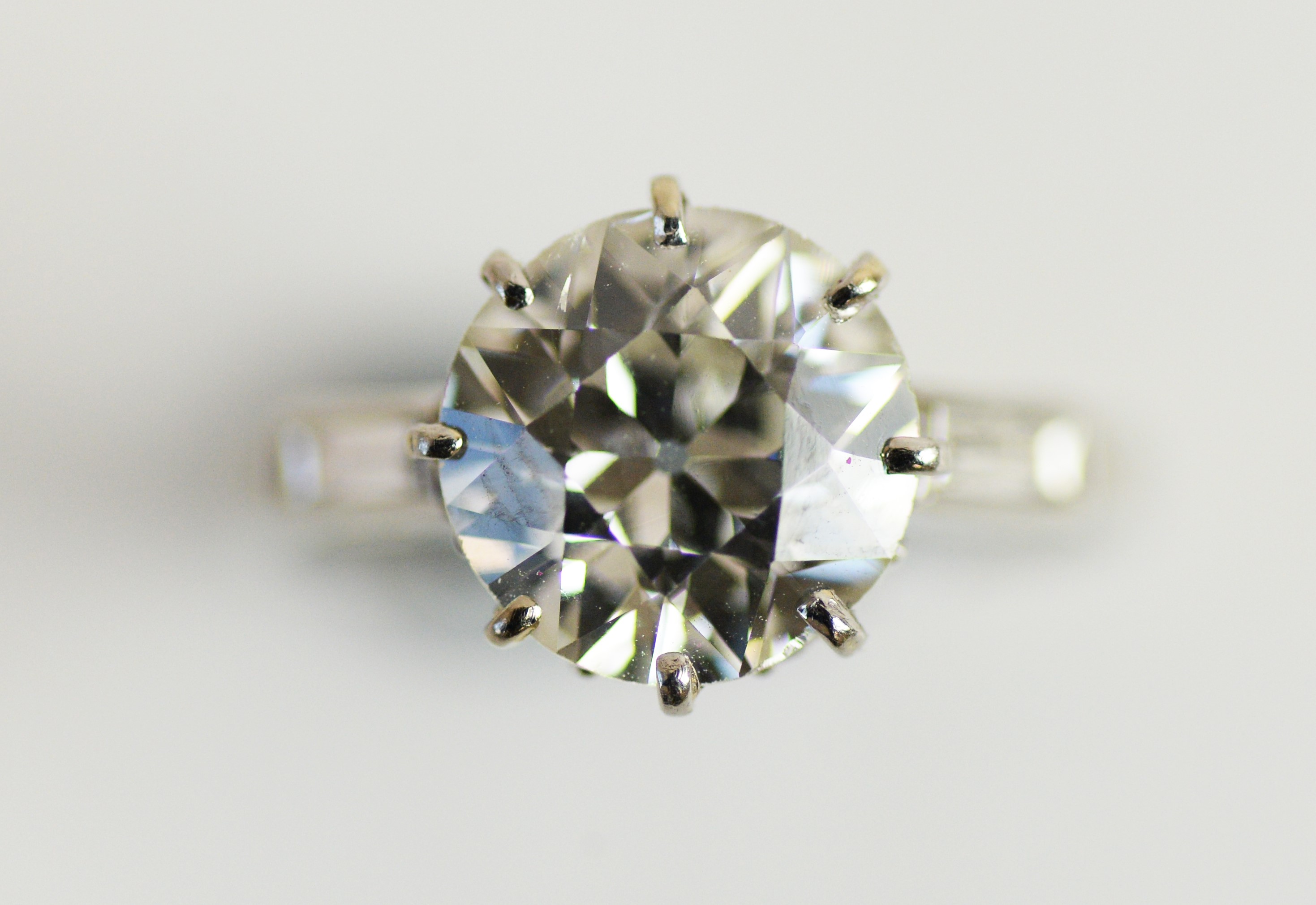 A solitaire diamond ring - Image 5 of 6