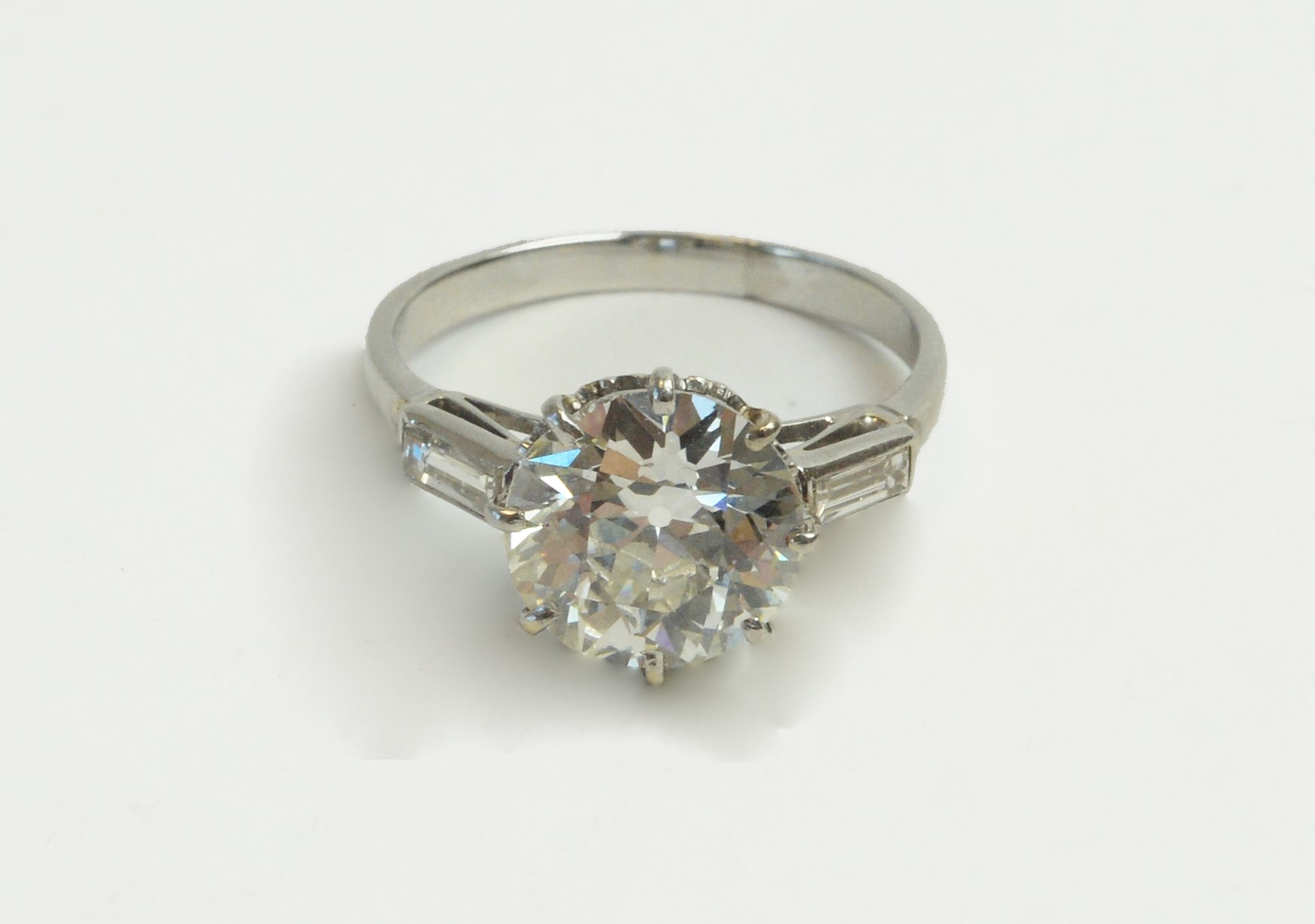 A solitaire diamond ring - Image 4 of 6