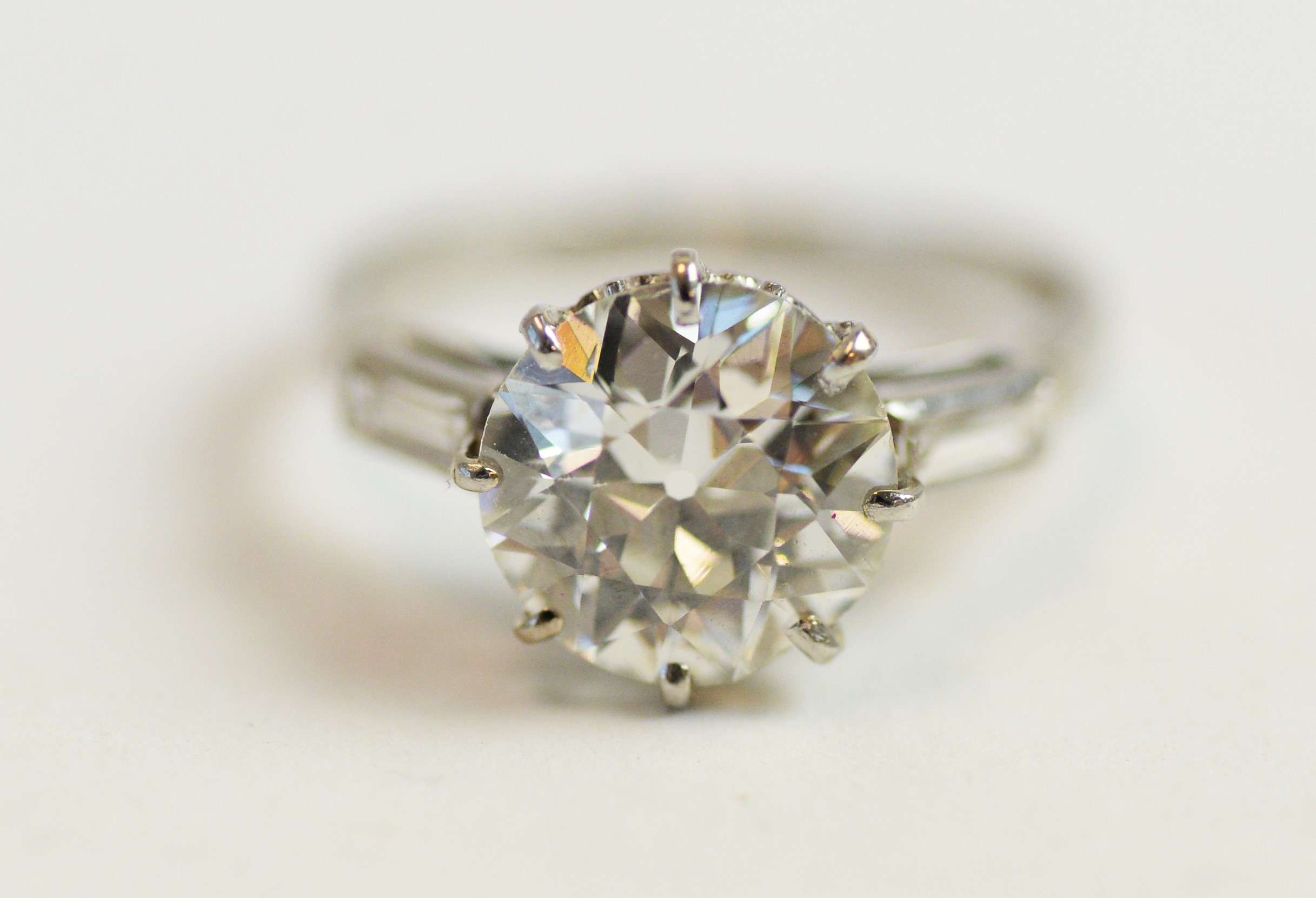 A solitaire diamond ring - Image 3 of 6