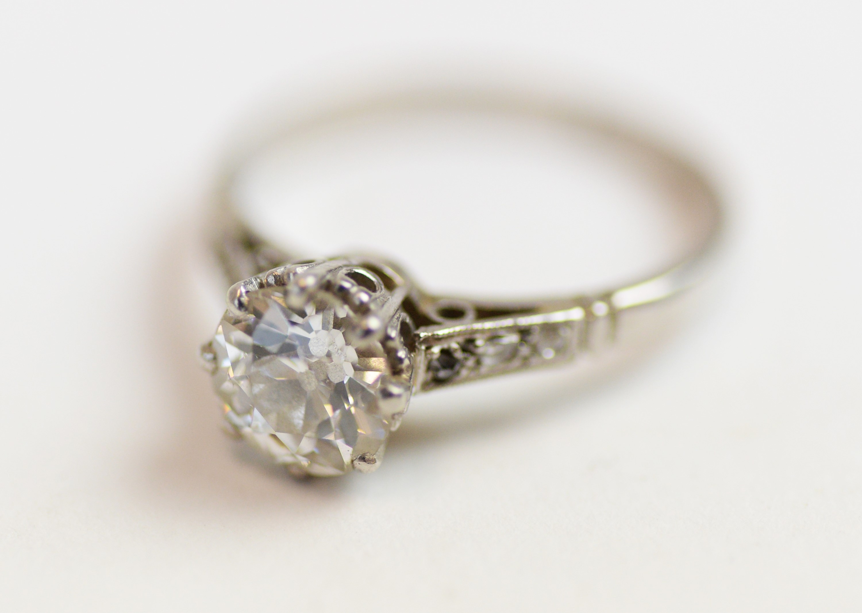 A single stone diamond ring - Image 2 of 4