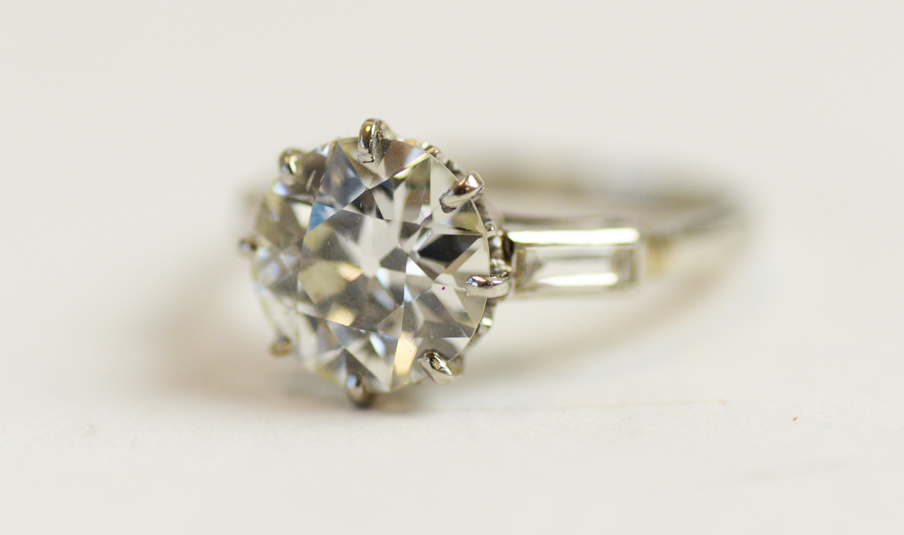 A solitaire diamond ring - Image 2 of 6