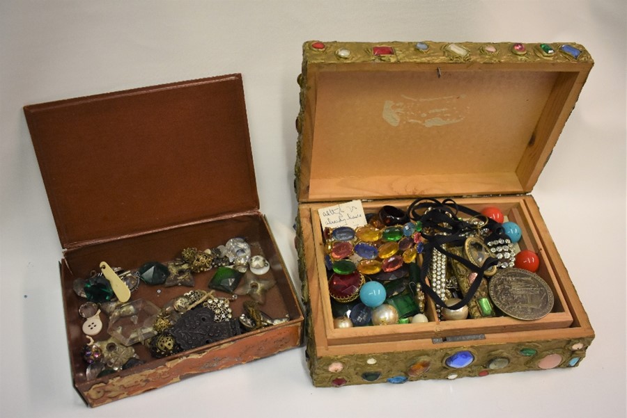 A collection of various vintage jewellery items including loose beads, and other collectables - Image 2 of 3