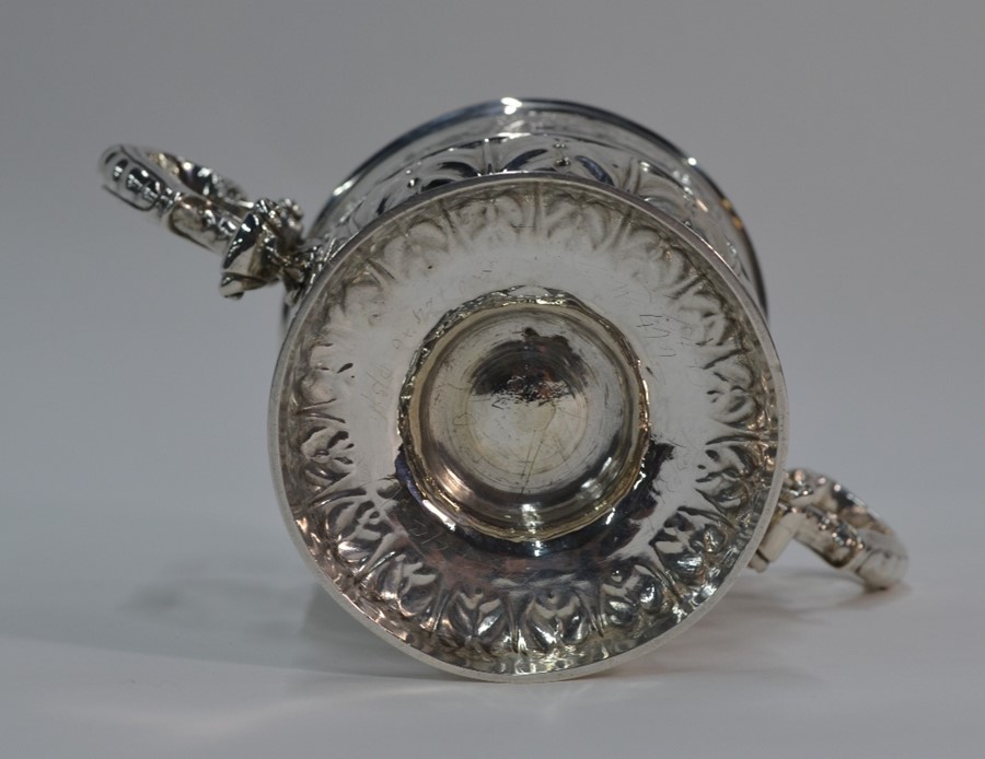 A George II silver loving cup - Image 4 of 8
