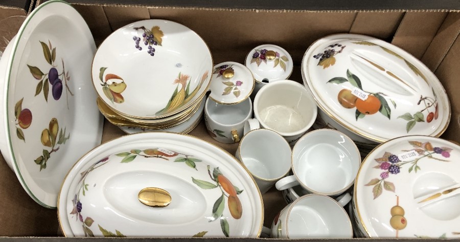 A quantity of Royal Worcester Evesham including oven-to-table wares