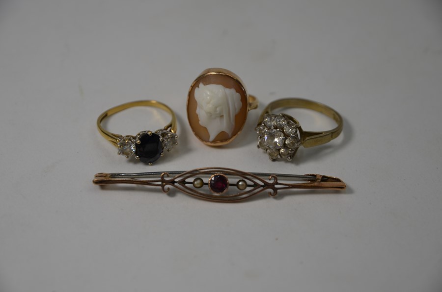 An antique yellow gold cameo ring - Image 3 of 4