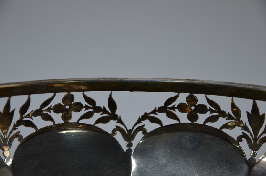 A heavy quality silver fruit bowl with foliate-pierced rim - Image 3 of 4