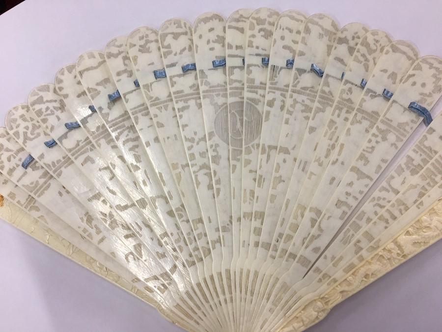 A 19th century Chinese Canton export ivory brise fan, late Qing period - Image 11 of 15