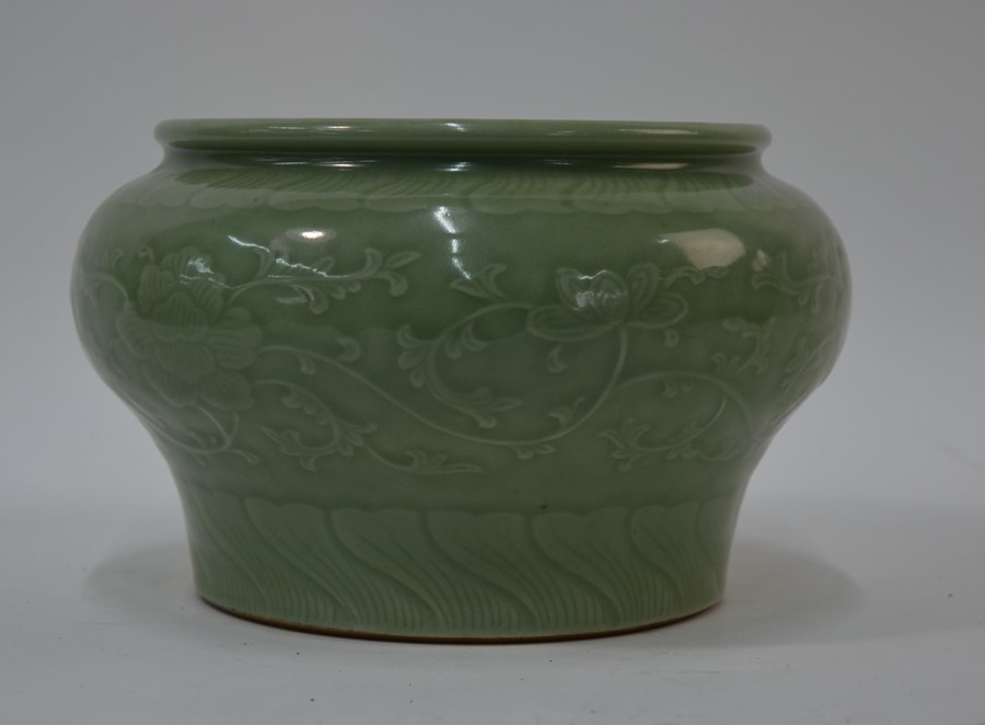 A Chinese celadon peony scroll jardiniere, Qing or later, 15 cm high - Image 4 of 9