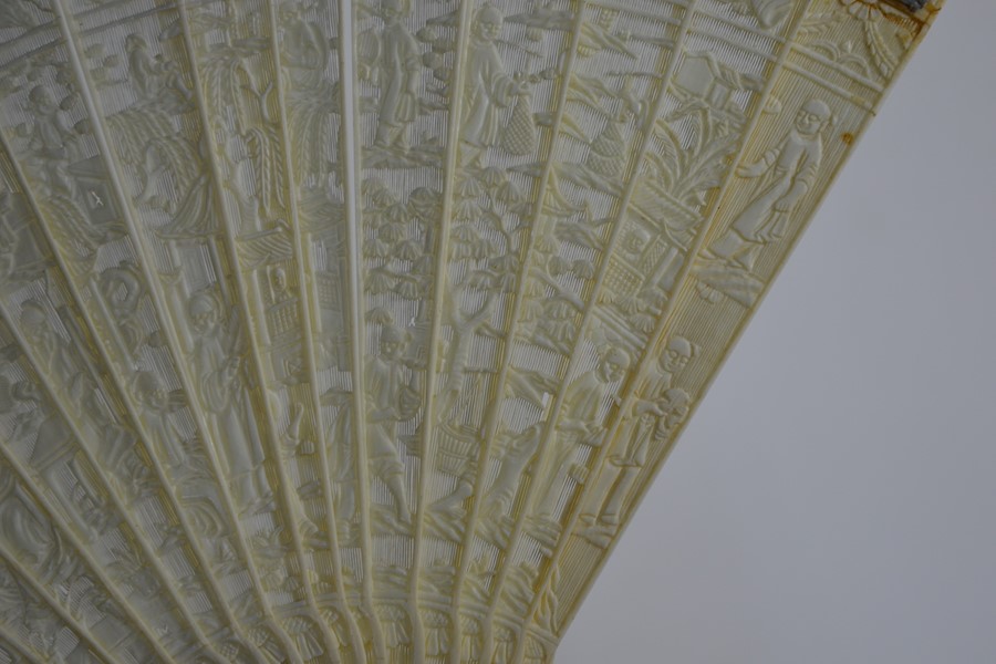 A 19th century Chinese Canton export ivory brise fan, late Qing period - Image 8 of 15