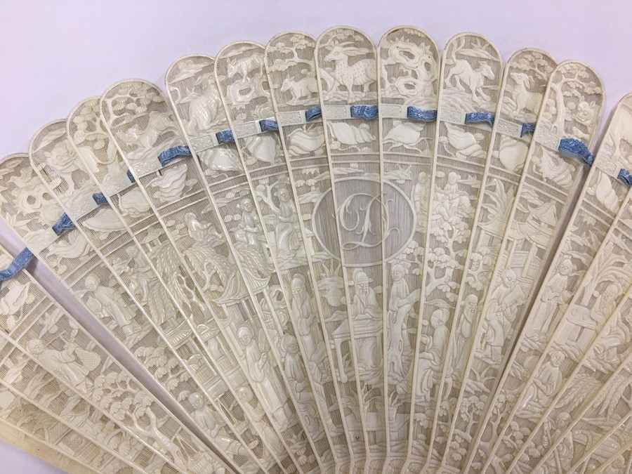 A 19th century Chinese Canton export ivory brise fan, late Qing period - Image 13 of 15