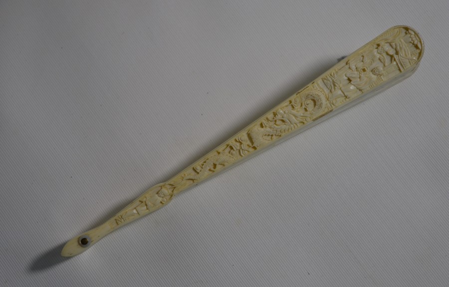 A 19th century Chinese Canton export ivory brise fan, late Qing period - Image 4 of 15