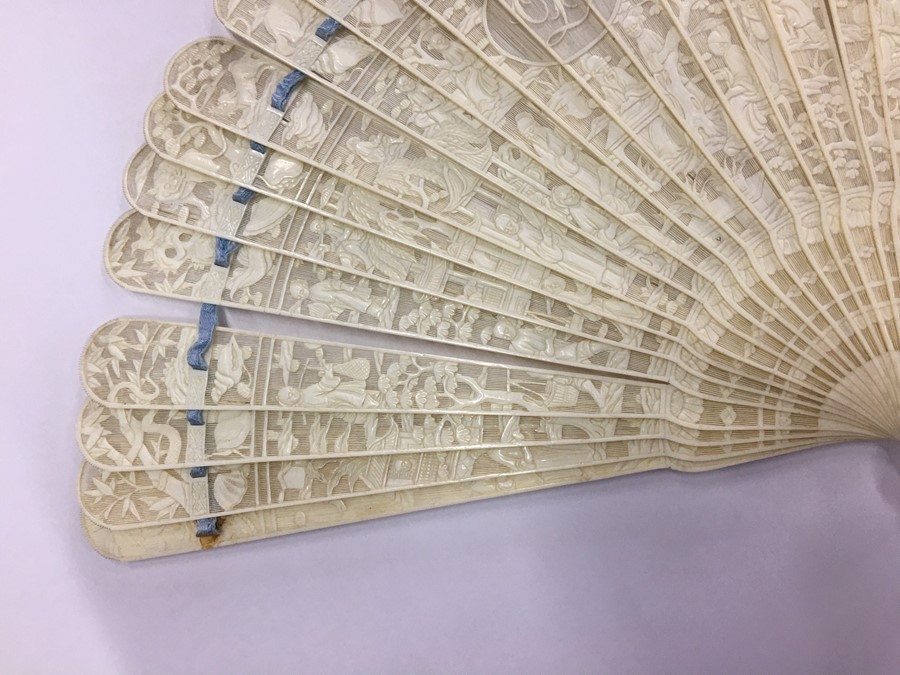 A 19th century Chinese Canton export ivory brise fan, late Qing period - Image 12 of 15