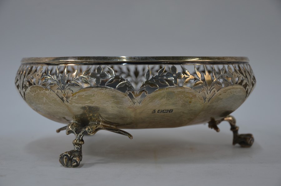 A heavy quality silver fruit bowl with foliate-pierced rim - Image 2 of 4