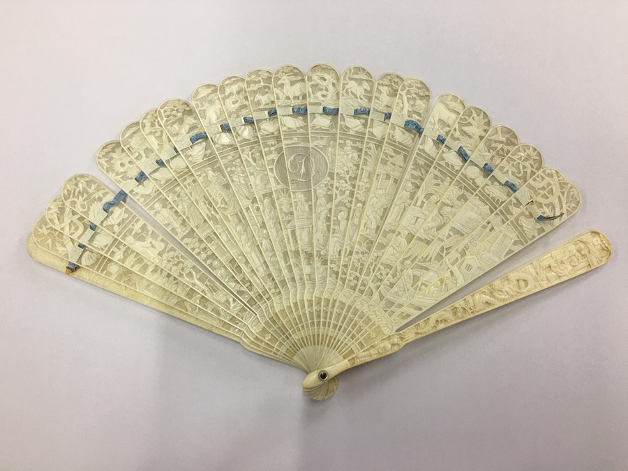 A 19th century Chinese Canton export ivory brise fan, late Qing period - Image 15 of 15