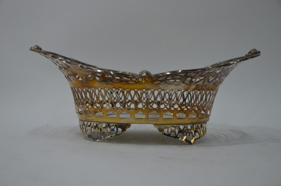 An Edwardian Sheraton revival pierced silver bonbon basket - Image 2 of 4