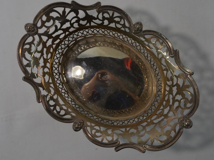 An Edwardian Sheraton revival pierced silver bonbon basket - Image 3 of 4