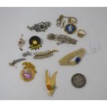 A small quantity of jewellery items