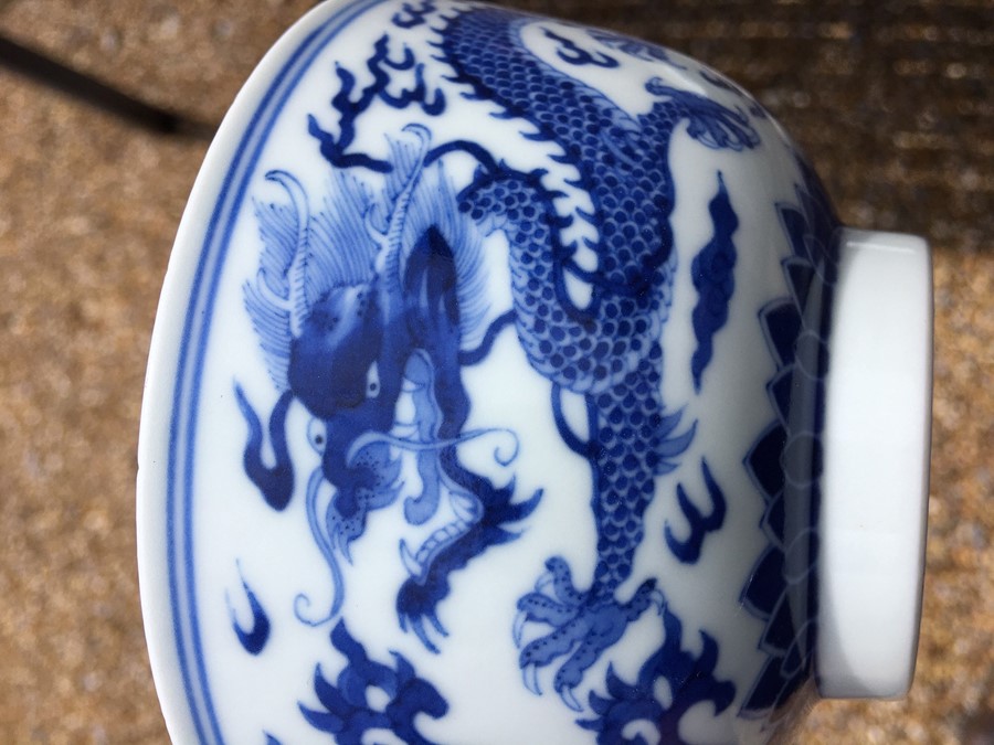 A Chinese blue and white 'Dragon' bowl with Kangxi six-character mark - Image 9 of 10