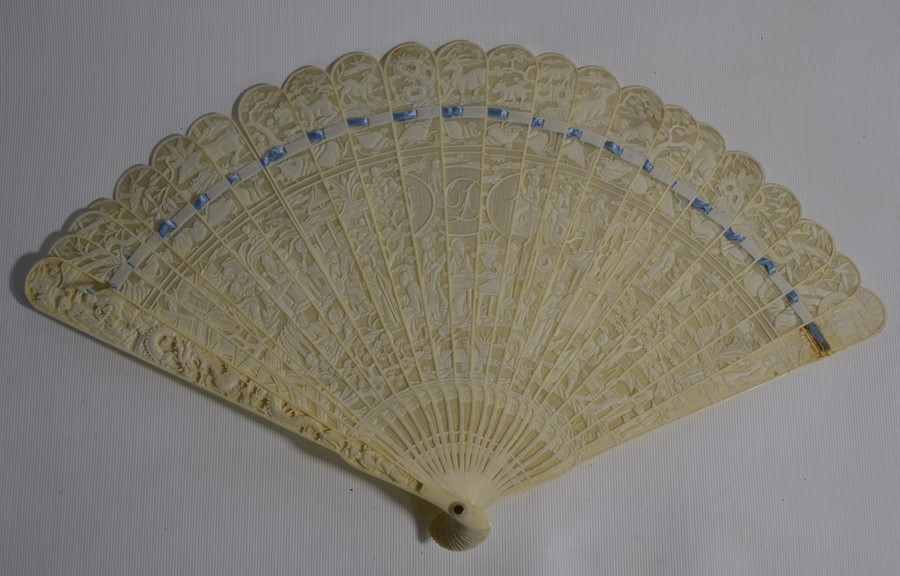 A 19th century Chinese Canton export ivory brise fan, late Qing period - Image 6 of 15