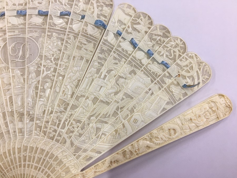 A 19th century Chinese Canton export ivory brise fan, late Qing period - Image 14 of 15