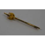 A 9ct yellow gold bar brooch with fox head