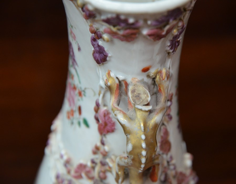 A pair of 18th century Chinese famille rose vases to/w a smaller famille rose vase - Image 8 of 12