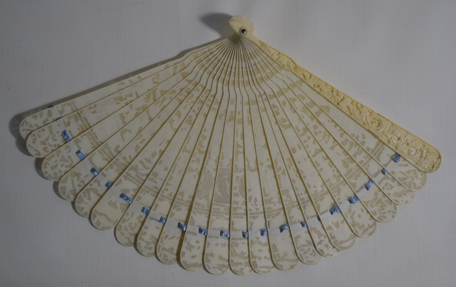 A 19th century Chinese Canton export ivory brise fan, late Qing period - Image 7 of 15