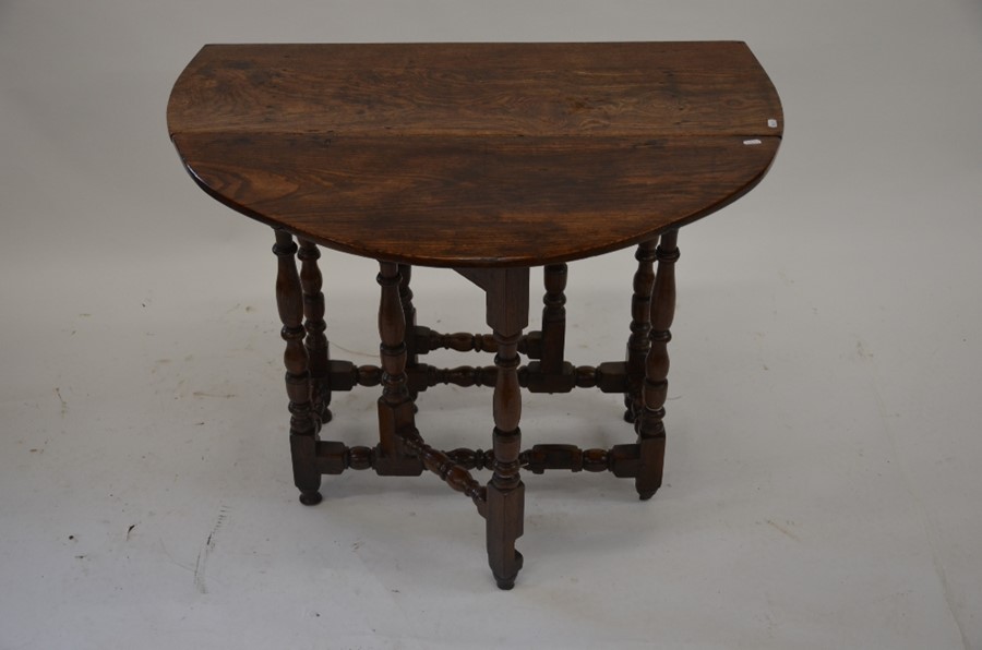 A small Oak drop leaf side table on turned gate-leg action supports - Image 9 of 9