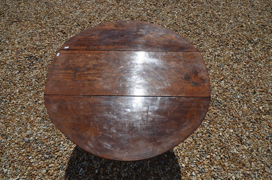 A small Oak drop leaf side table on turned gate-leg action supports - Image 6 of 9