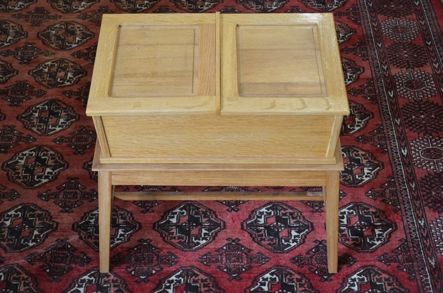 A small light oak sewing/work table with hinged top and side drawer raised on splayed supports - Image 2 of 4