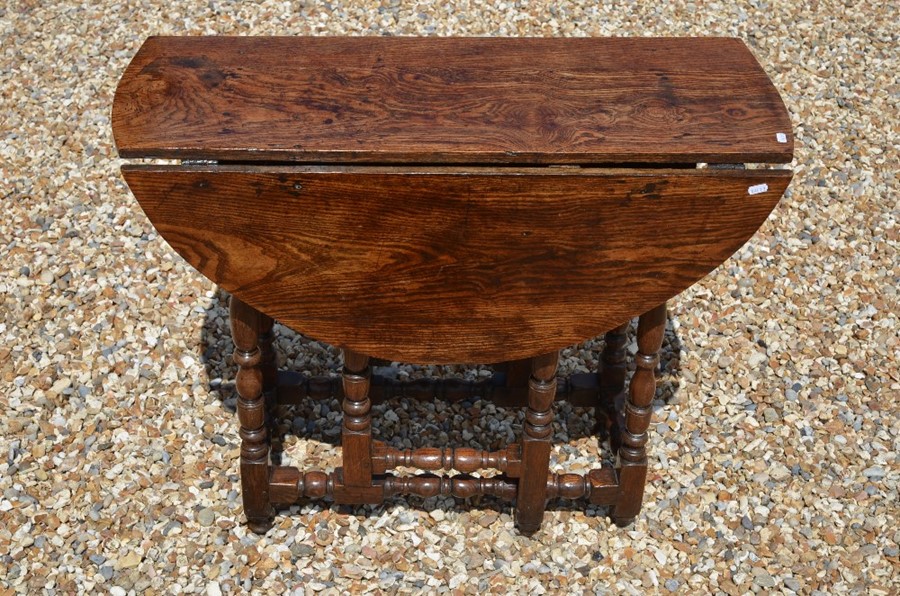 A small Oak drop leaf side table on turned gate-leg action supports - Image 3 of 9