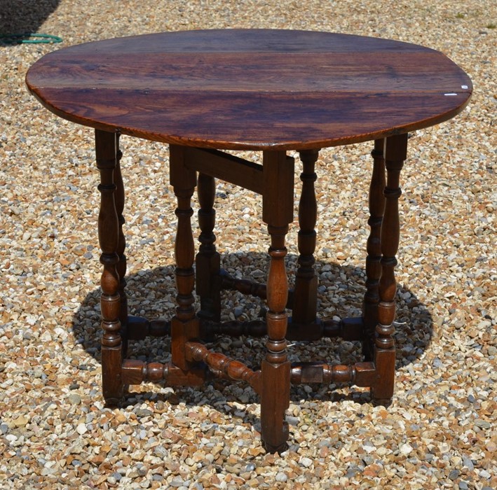 A small Oak drop leaf side table on turned gate-leg action supports - Image 5 of 9