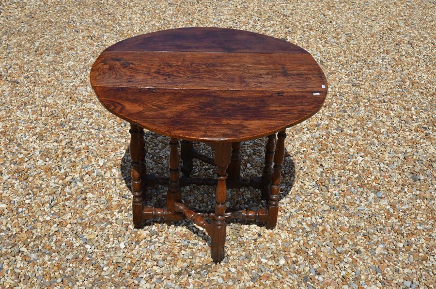 A small Oak drop leaf side table on turned gate-leg action supports - Image 4 of 9