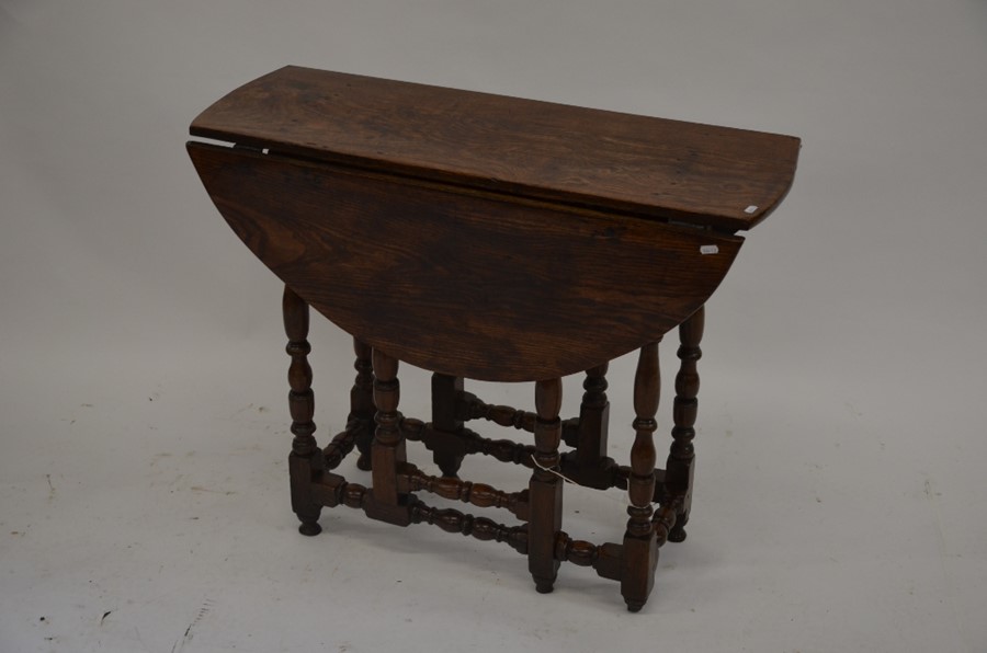 A small Oak drop leaf side table on turned gate-leg action supports - Image 8 of 9