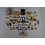 A collection of jewellery items