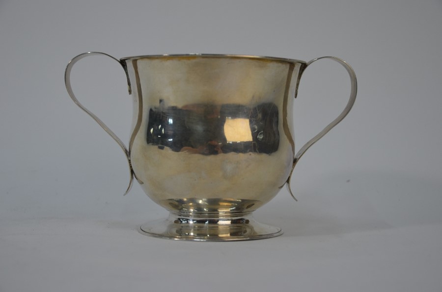 George II silver porringer London 1731 - Image 2 of 4