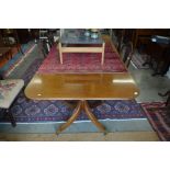 A good quality Victorian style mahogany extending dining table