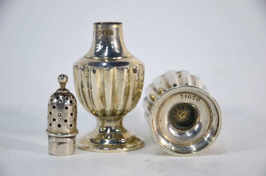 Cased set of silver Kings pattern teaspoons and salt & pepper - Image 3 of 4