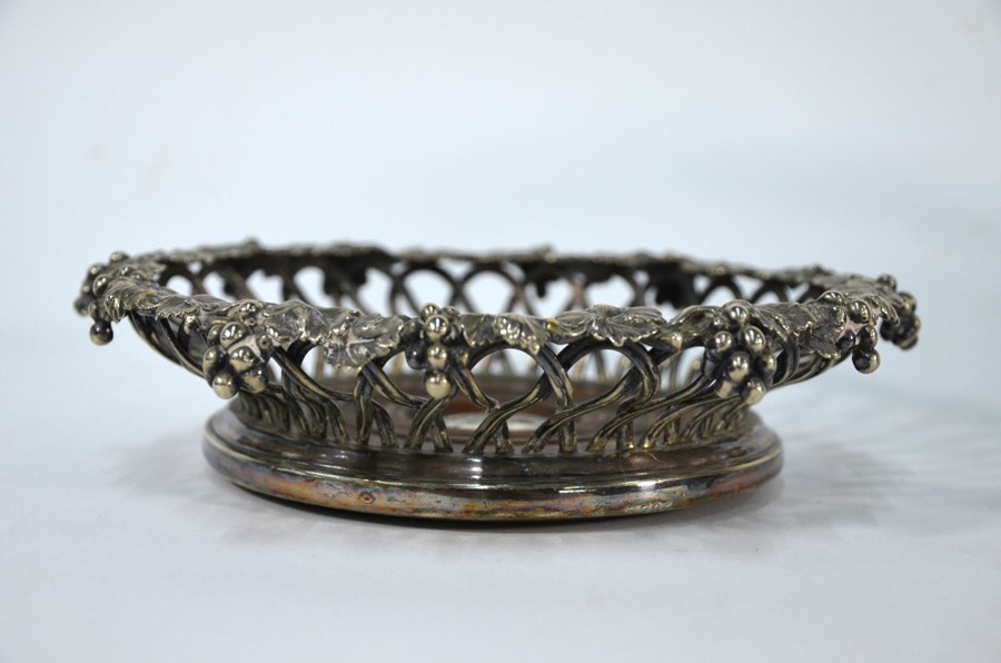 A good pair of 19th century basket-design electroplated bottle coasters - Image 4 of 4