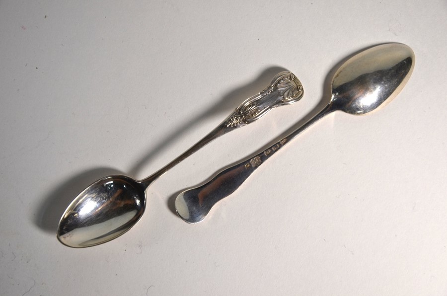 Cased set of silver Kings pattern teaspoons and salt & pepper - Image 4 of 4