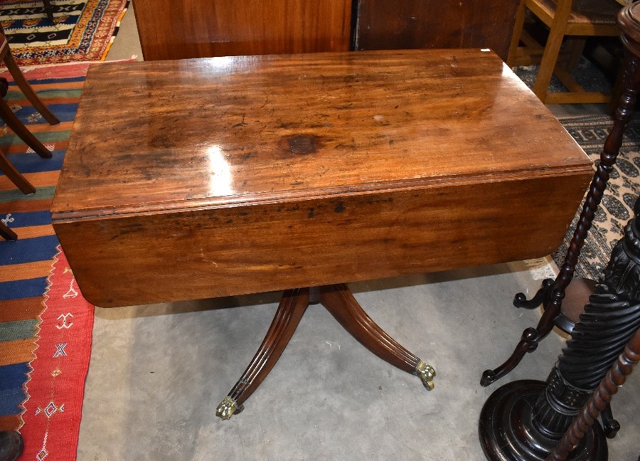 A Regency period mahogany drop leaf table