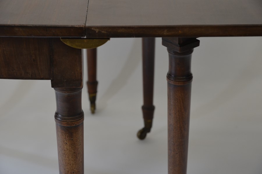 A George III mahogany dining table - Image 2 of 7